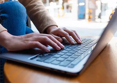 Closeup,image,of,a,woman,working,and,typing,on,laptop
